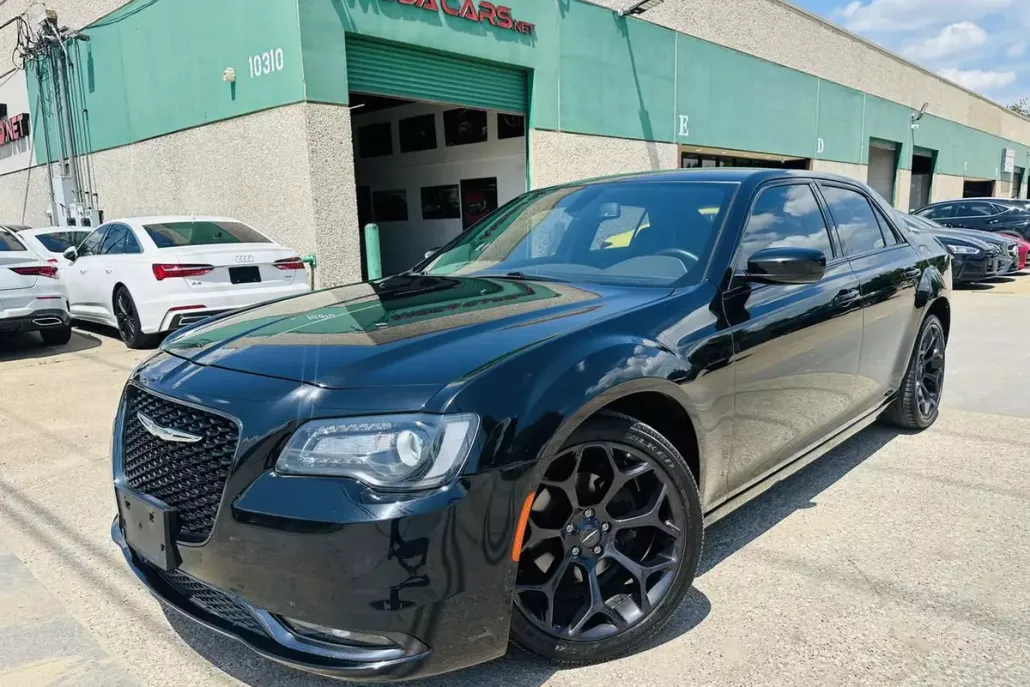 2019 Chrysler 300 LX photo 1