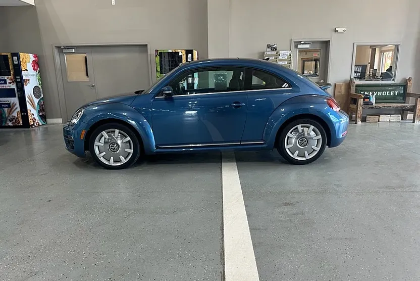 2019 Volkswagen Beetle SE photo 1