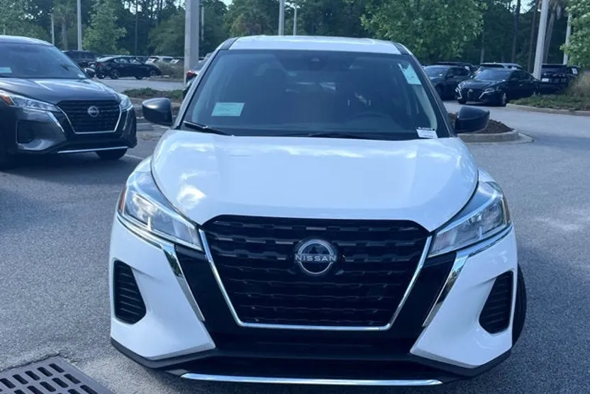 2025 Nissan Kicks Play S photo 1