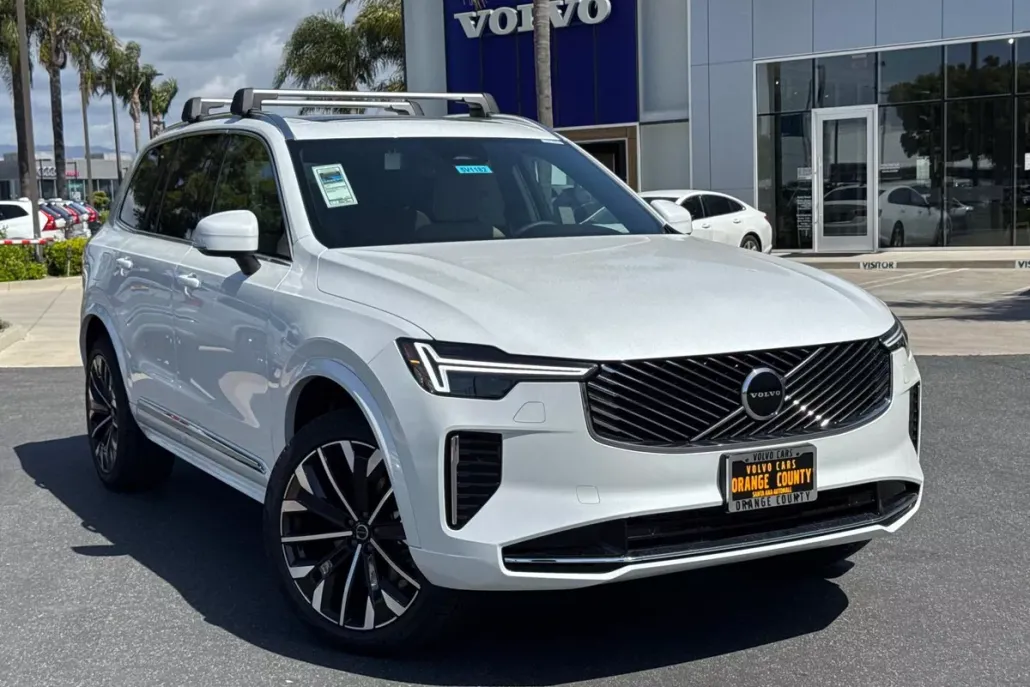 2025 Volvo XC90 B5 Core photo 1