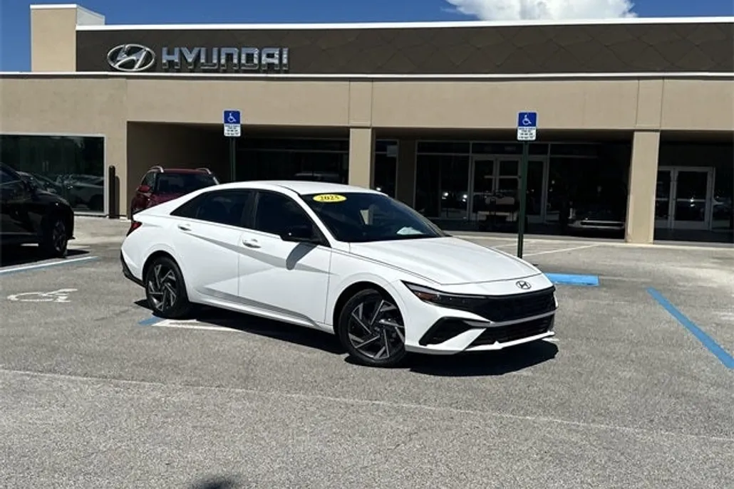 2025 Hyundai Elantra SEL Sport photo 1