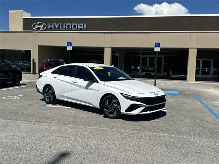 2025 Hyundai Elantra SEL Sport photo 1