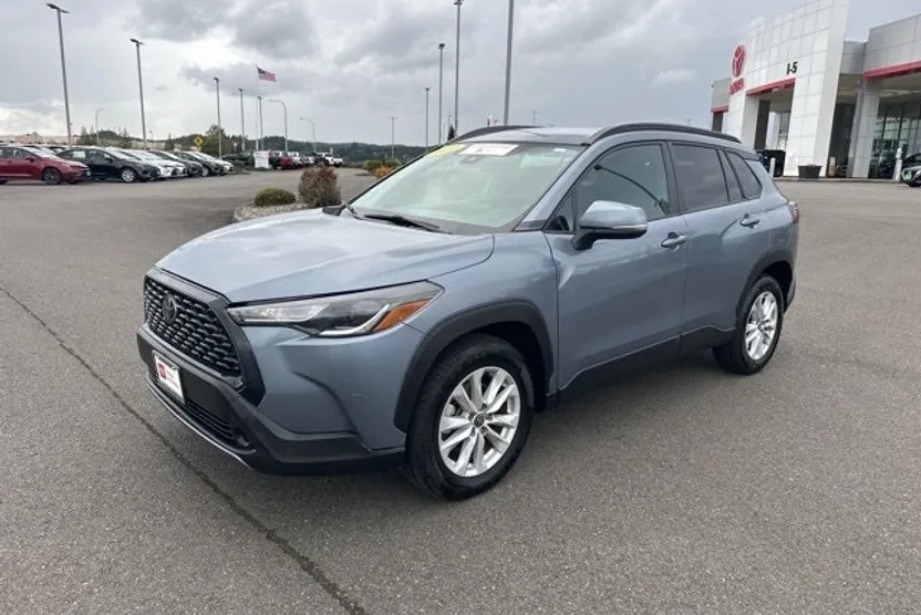 2022 Toyota Corolla Cross LE photo 1