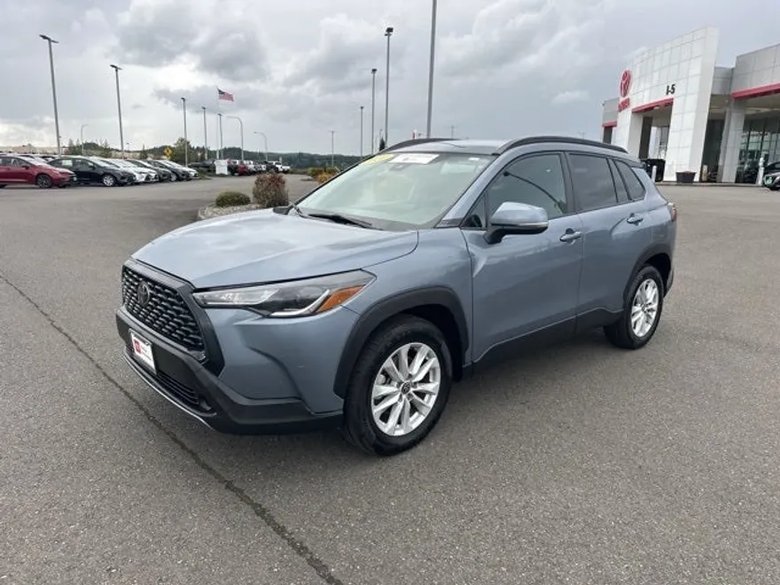 2022 Toyota Corolla Cross LE photo 1