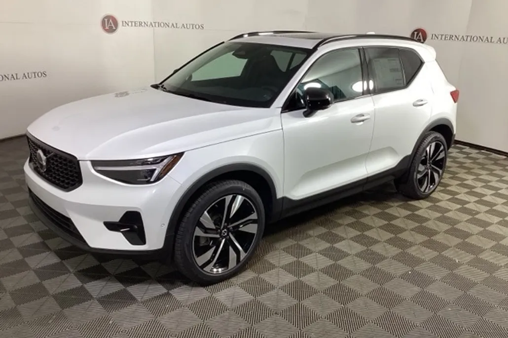 2025 Volvo XC40 photo 1