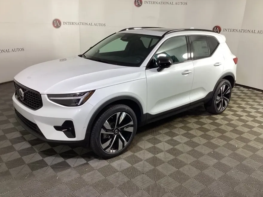 2025 Volvo XC40 photo 1