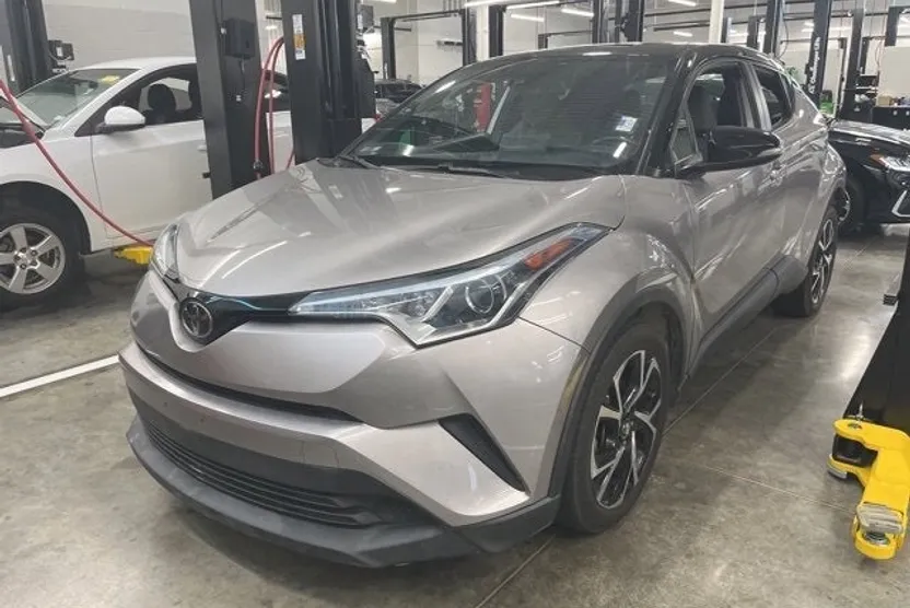 2019 Toyota C-HR XLE photo 1