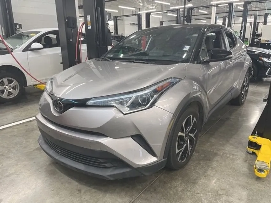 2019 Toyota C-HR XLE photo 1