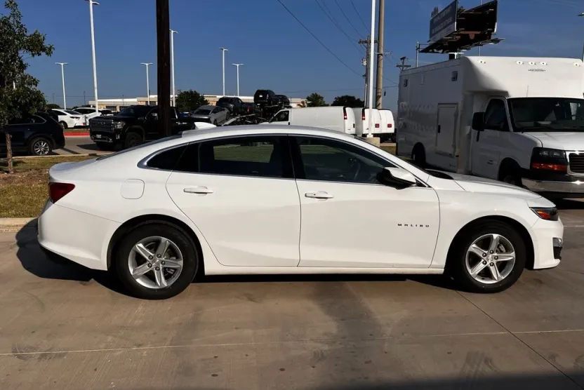 2023 Chevrolet Malibu 1LT photo 1
