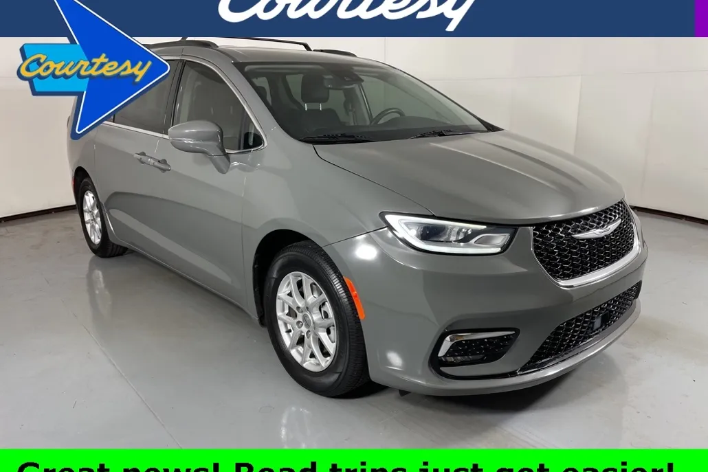 2022 Chrysler Pacifica Touring L photo 1