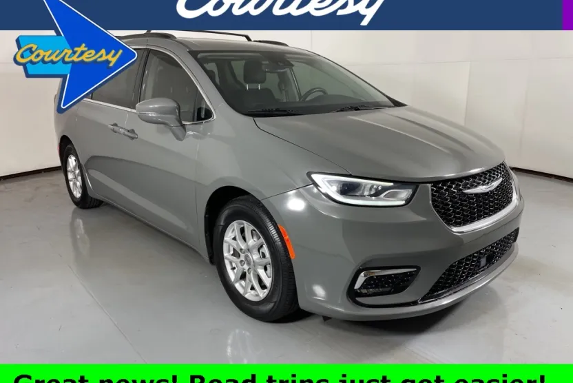 2022 Chrysler Pacifica Touring L photo 1