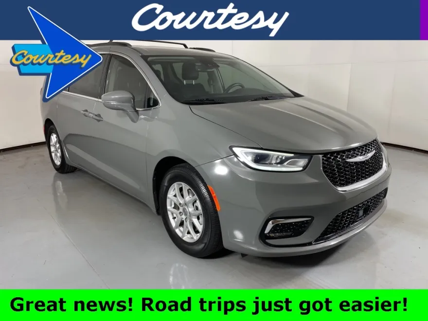 2022 Chrysler Pacifica Touring L photo 1