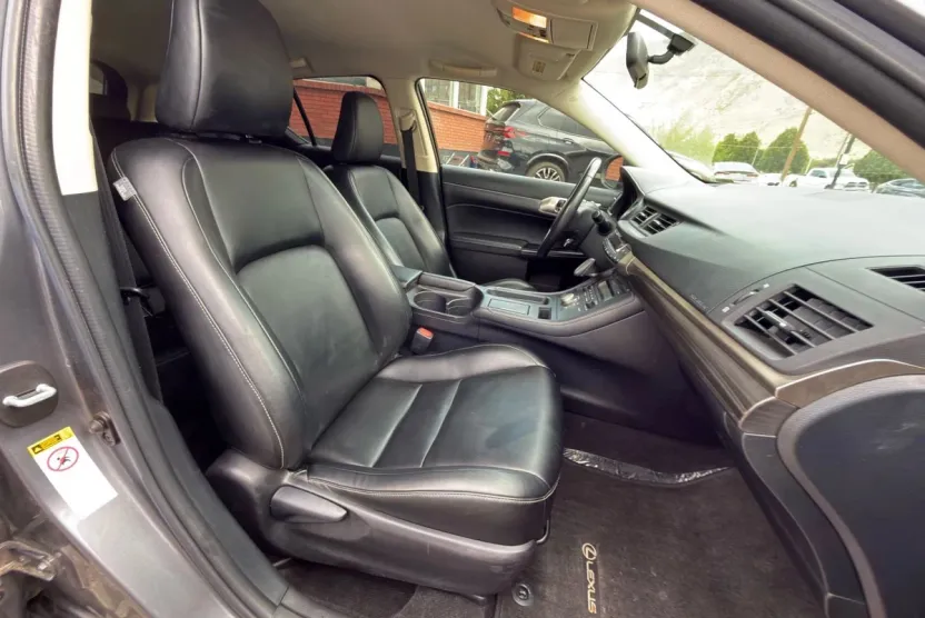 2016 Lexus CT 200h photo 1