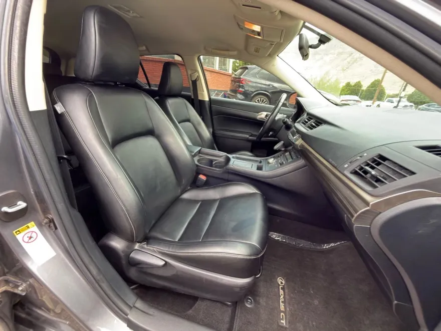 2016 Lexus CT 200h photo 1