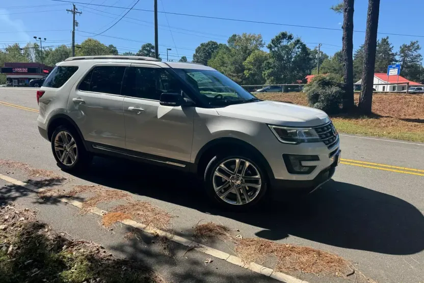 2017 Ford Explorer XLT photo 1