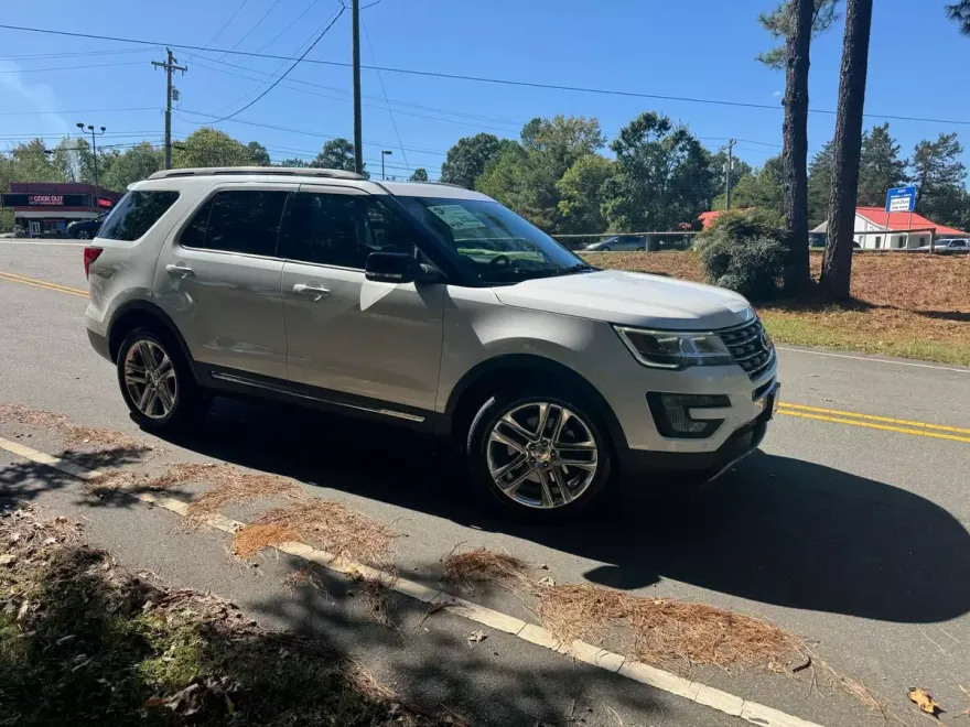 2017 Ford Explorer XLT photo 1