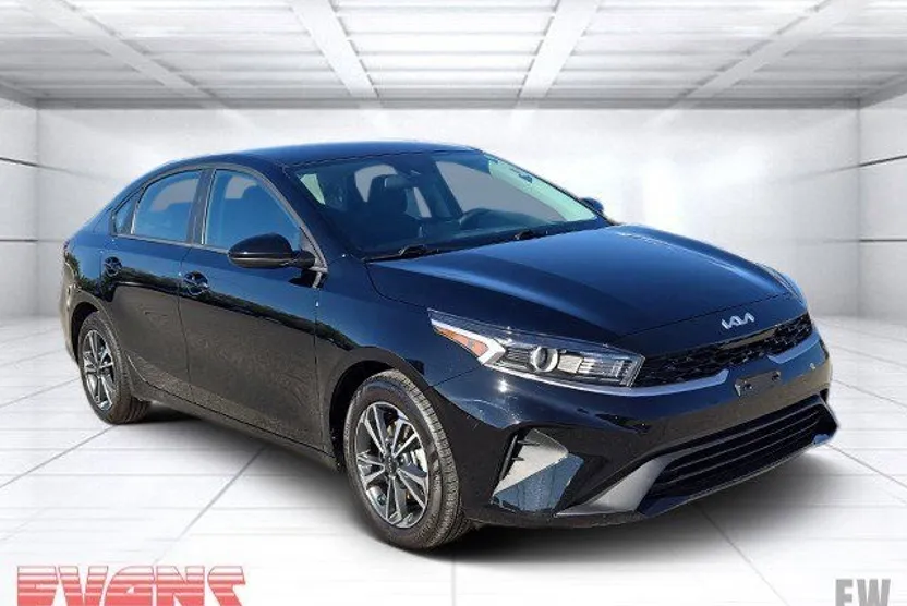 2024 Kia Forte LXS photo 1