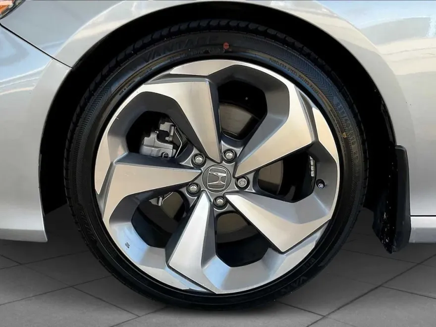 2018 Honda Accord Touring 2.0T photo 1