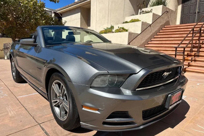 2013 Ford Mustang V6 Convertible photo 1