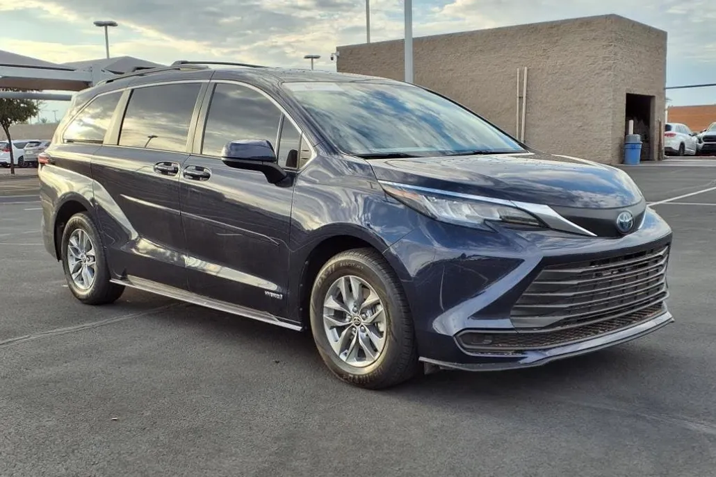 2021 Toyota Sienna LE photo 1