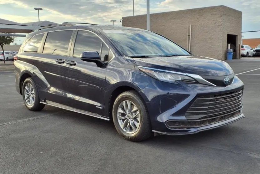 2021 Toyota Sienna LE photo 1