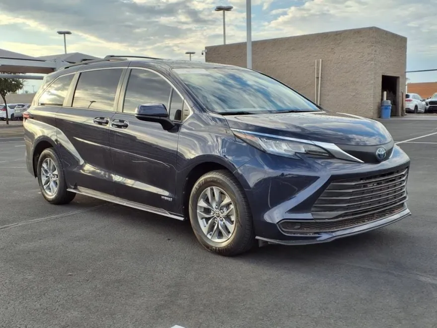 2021 Toyota Sienna LE photo 1