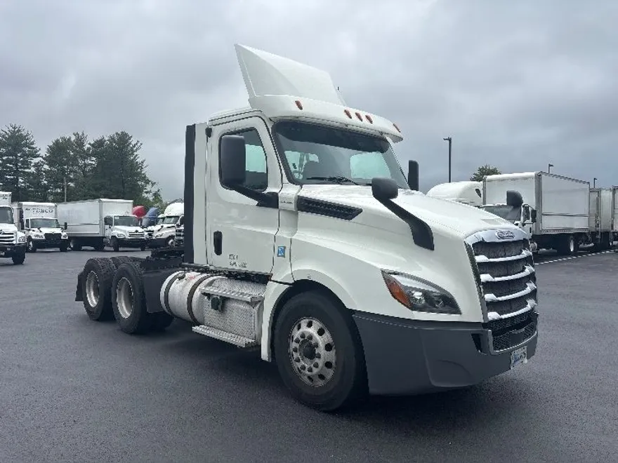 2018 Freightliner Cascadia 126" Day cab photo 1