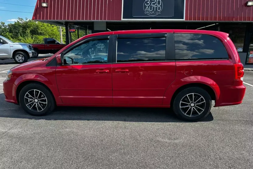 2016 Dodge Grand Caravan R/T photo 1