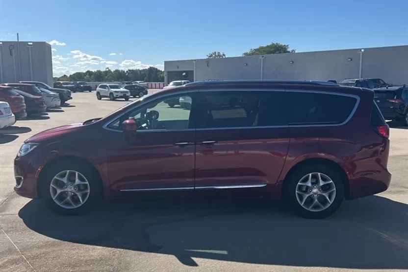 2018 Chrysler Pacifica Touring Plus photo 1