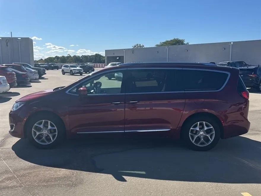 2018 Chrysler Pacifica Touring Plus photo 1