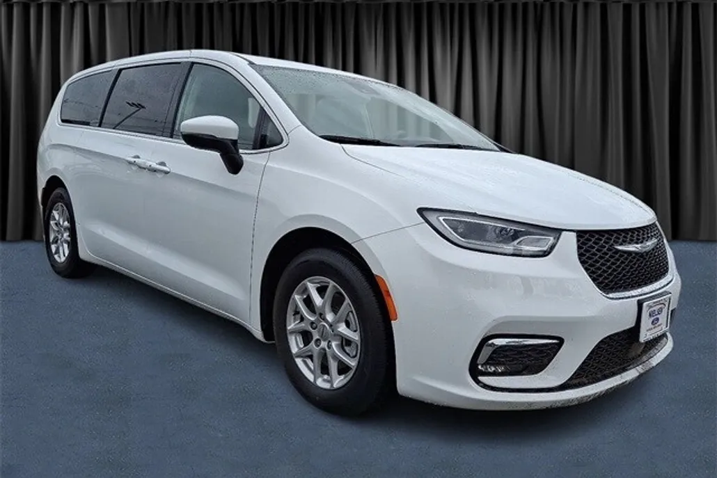 2023 Chrysler Pacifica Touring L photo 1