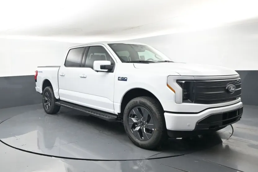2025 Ford F-150 Lightning Lariat photo 1