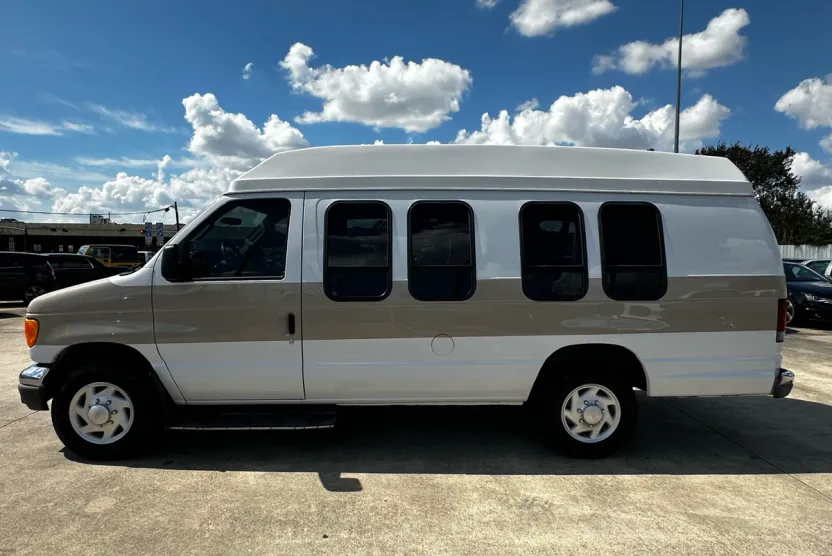 2004 Ford E-250 photo 1