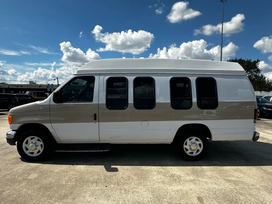 2004 Ford E-250 photo 1