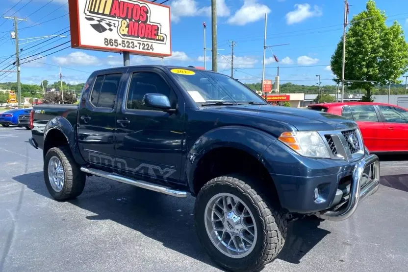 2017 Nissan Frontier PRO-4X Crew Cab photo 1