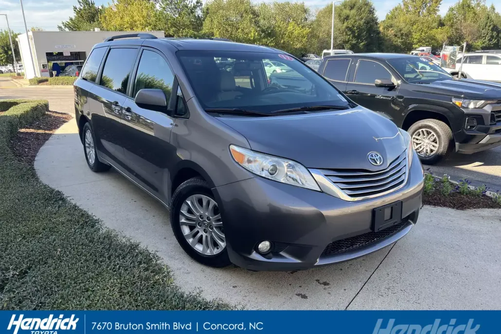 2017 Toyota Sienna XLE Premium photo 1