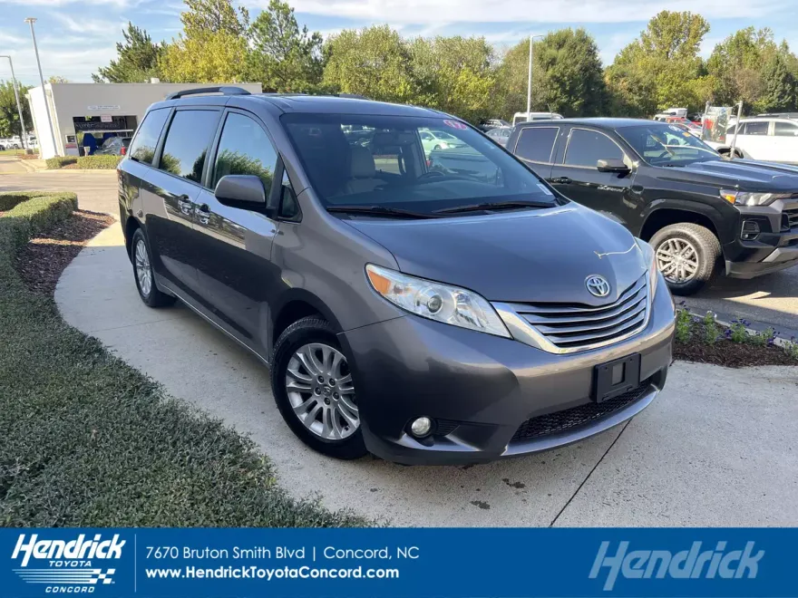 2017 Toyota Sienna XLE Premium photo 1