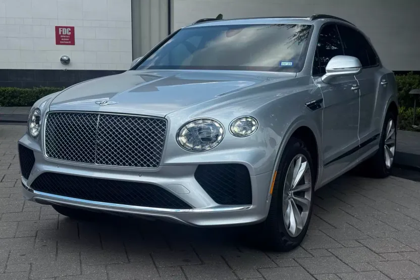 2023 Bentley Bentayga V8 photo 1