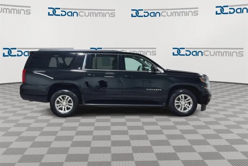 2018 Chevrolet Suburban LT photo 1