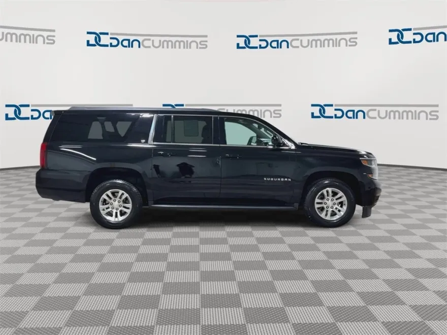 2018 Chevrolet Suburban LT photo 1