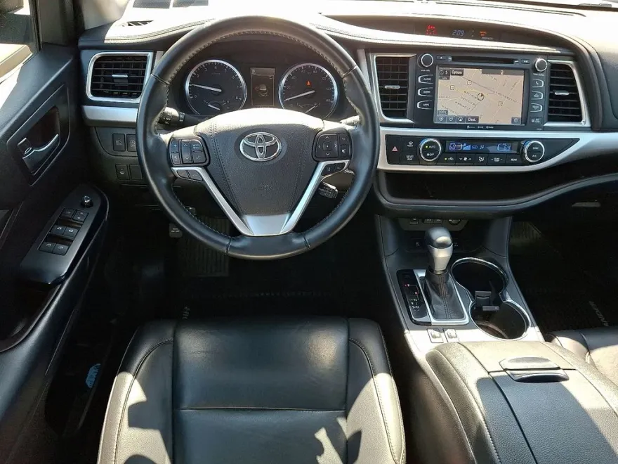 2019 Toyota Highlander XLE photo 1