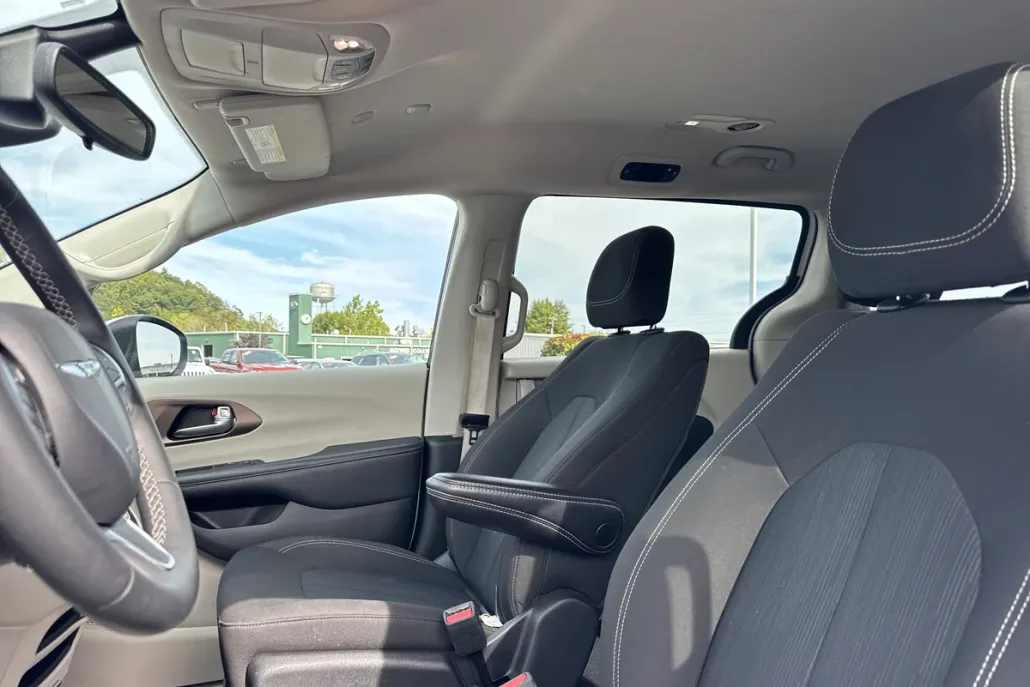 2023 Chrysler Voyager LX photo 1