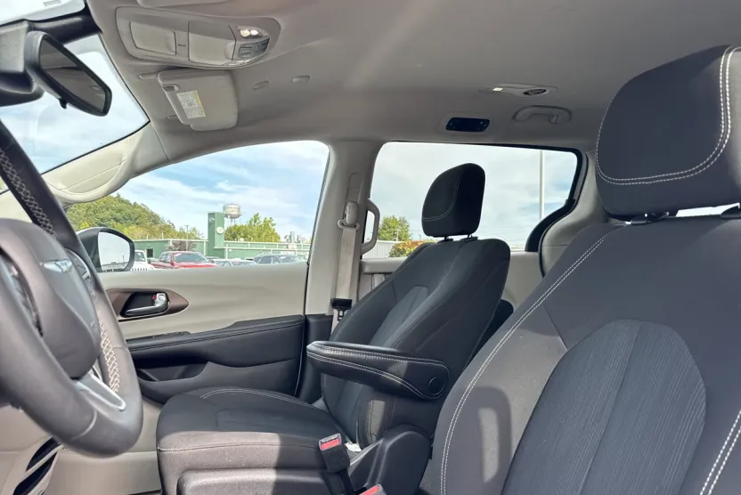 2023 Chrysler Voyager LX photo 1