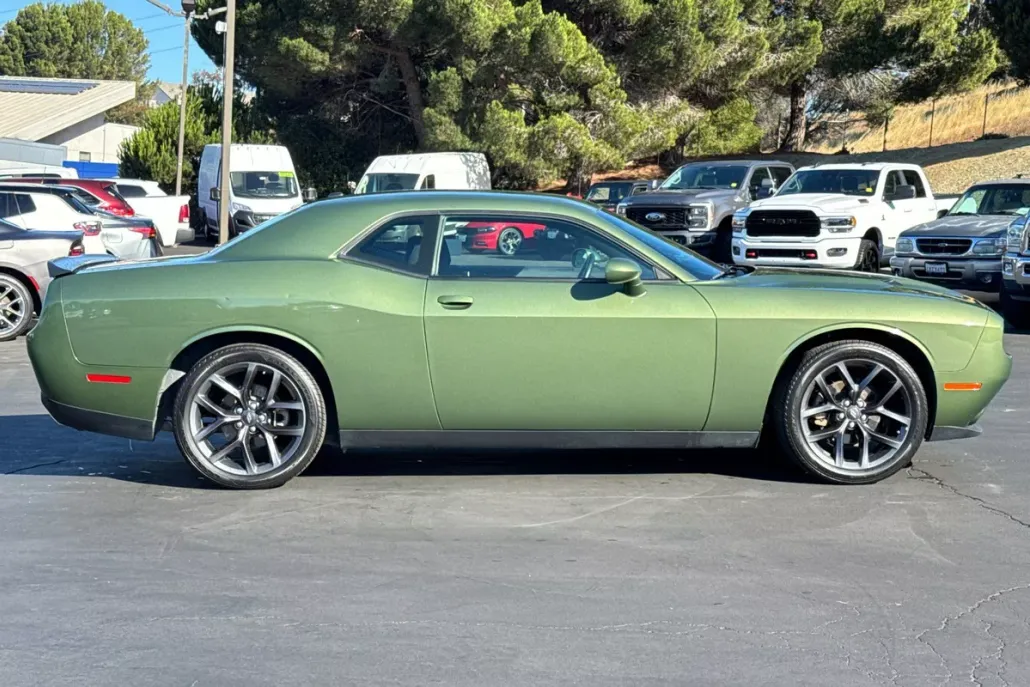 2022 Dodge Challenger SXT photo 1