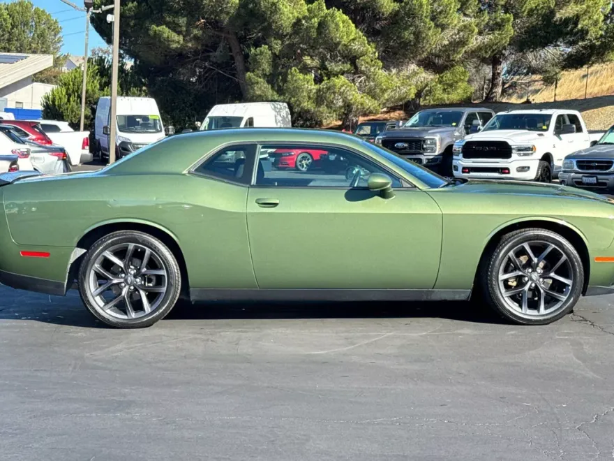 2022 Dodge Challenger SXT photo 1