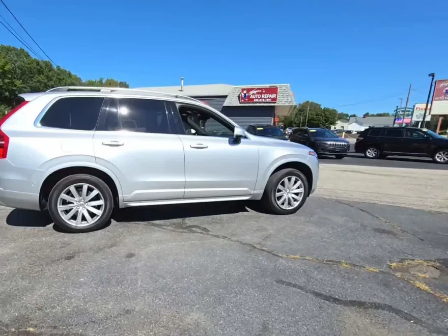 2018 Volvo XC90 Momentum photo 1