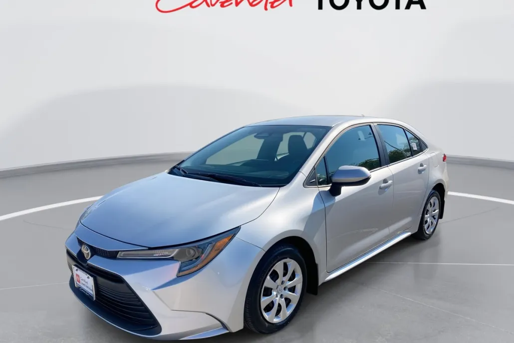 2025 Toyota Corolla LE photo 1