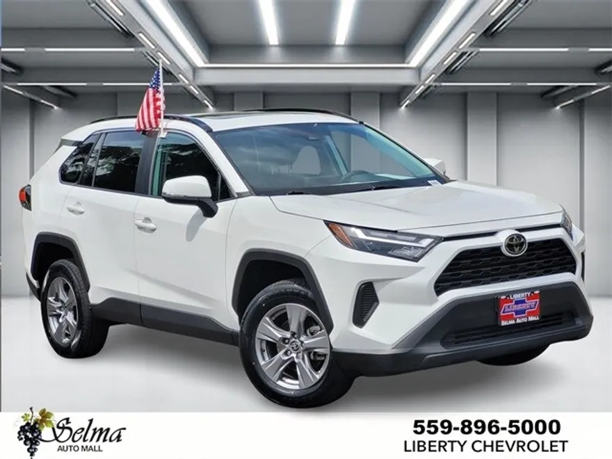 2022 Toyota RAV4 XLE photo 1