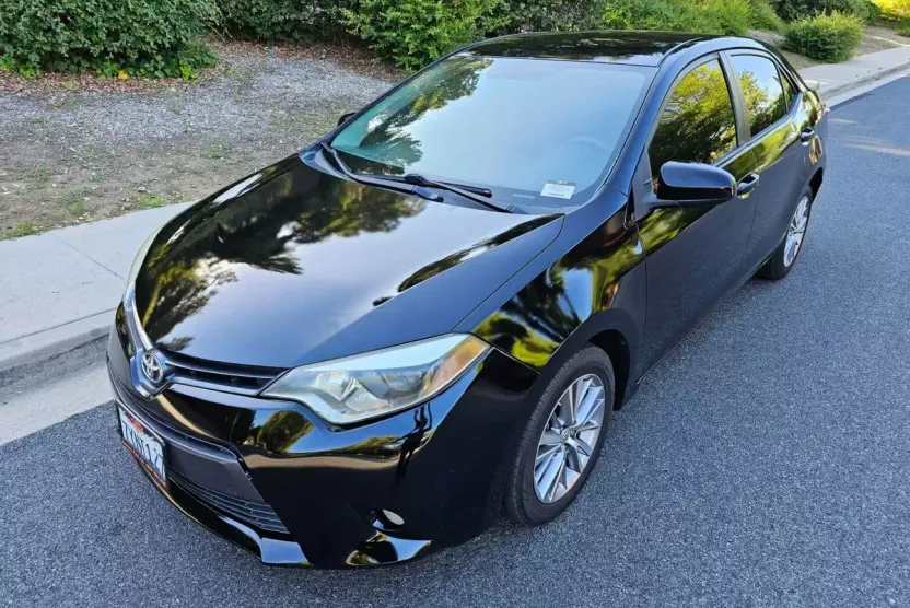 2015 Toyota Corolla LE photo 1