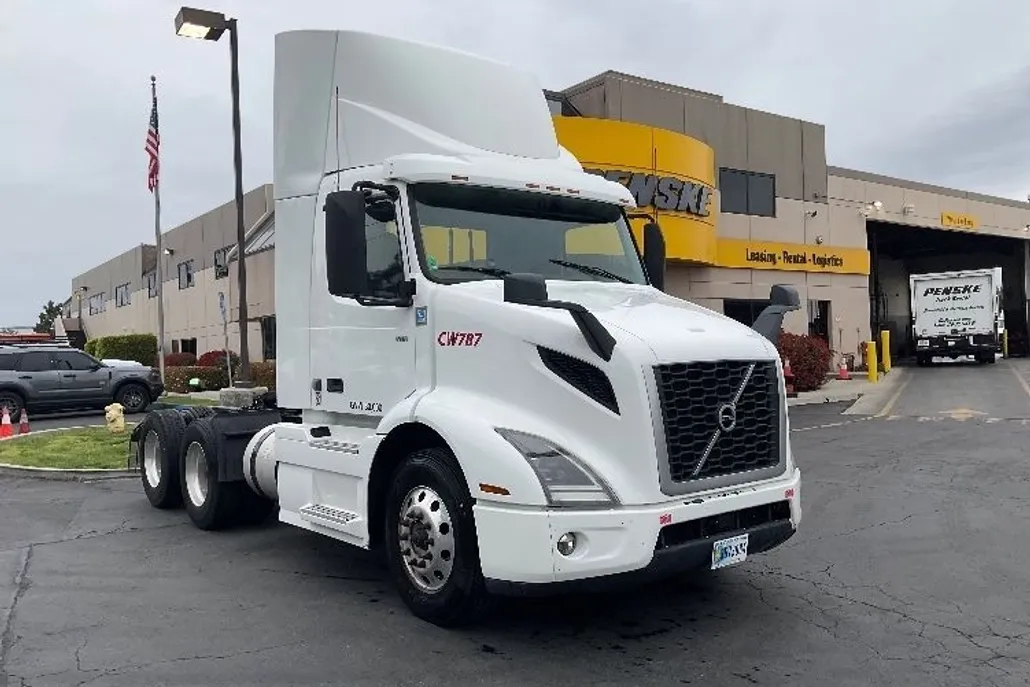 2020 Volvo Truck VNR photo 1